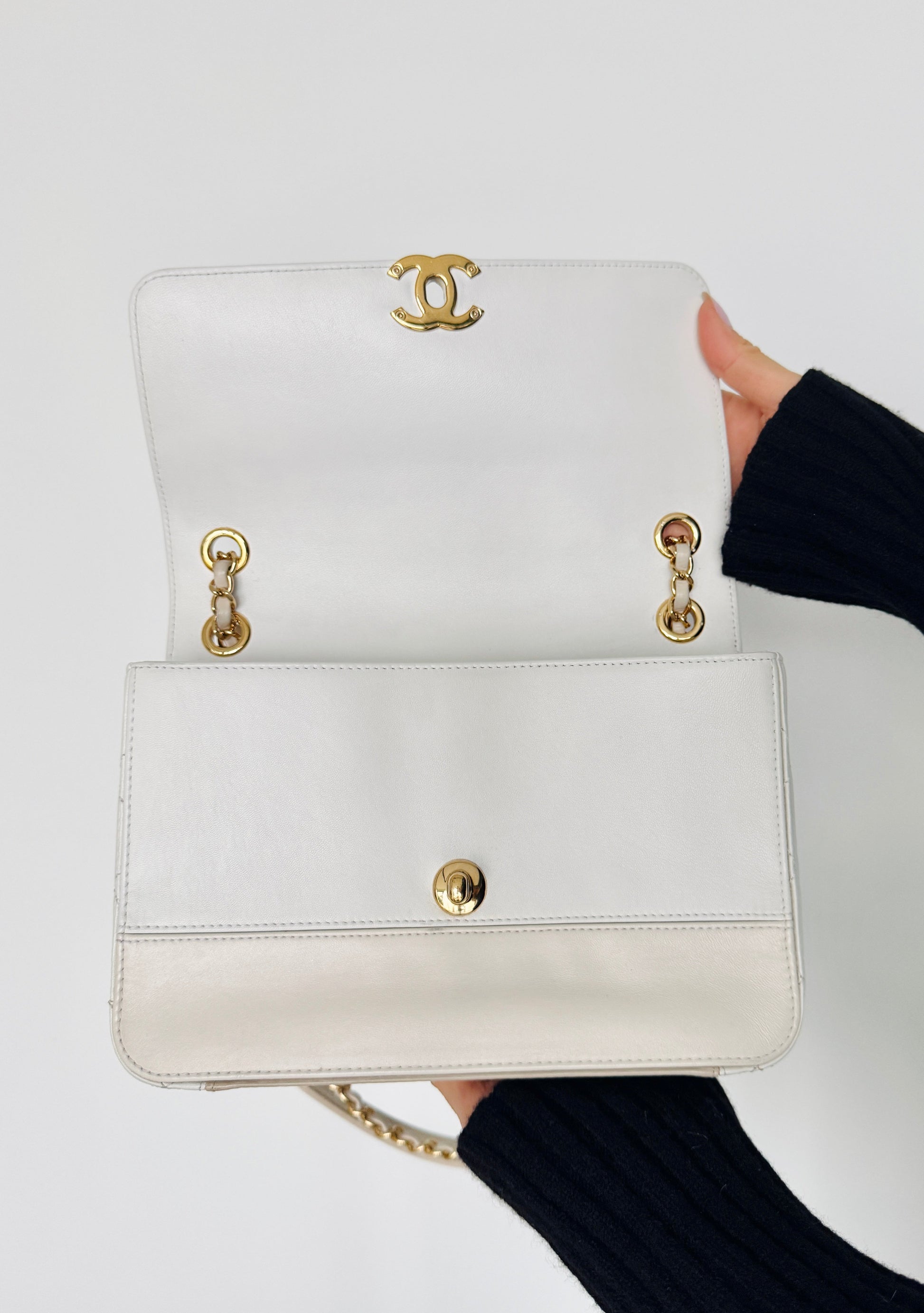 CHANEL Quilted Lambskin Leather Shoulder Bag Ivory Cream Beige 