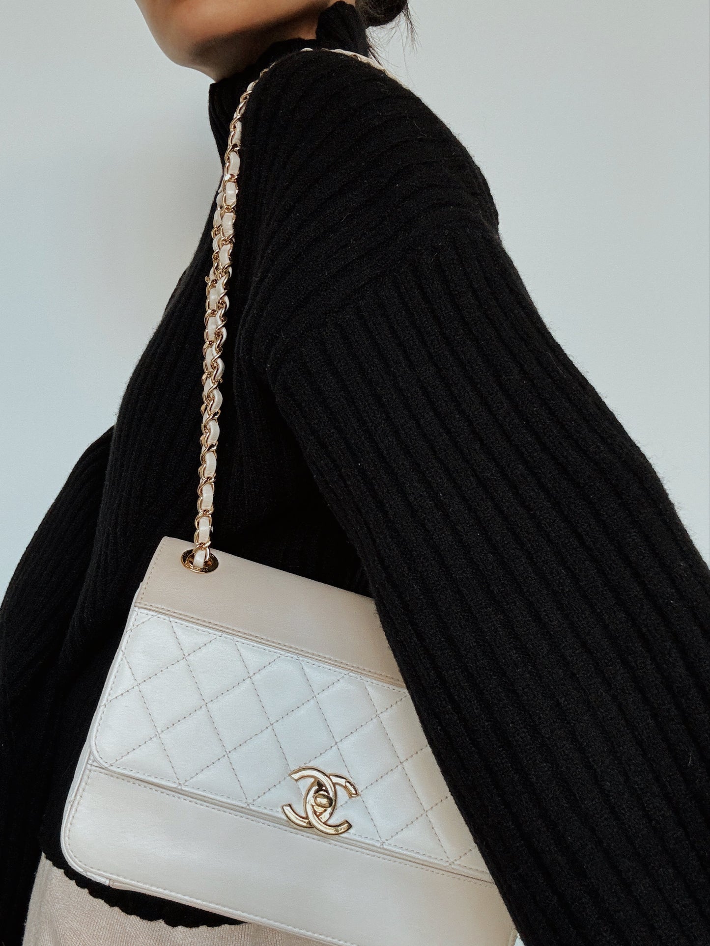 CHANEL Quilted Lambskin Leather Shoulder Bag Ivory Cream Beige 2
